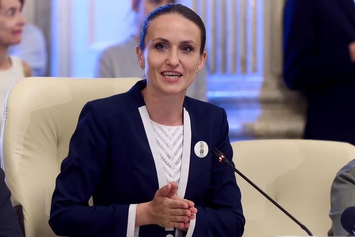 Oana Țoiu, greșeli repetate în direct la TVR Info. Ministrul de Externe a confundat numele președintelui Ucrainei și a comis numeroase erori de exprimare