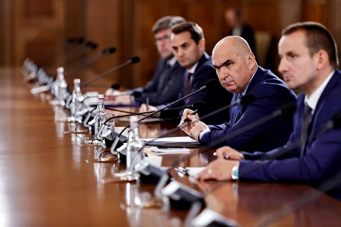 Restricții privind cumulul pensiei cu salariul la stat: Măsură temporară în context financiar dificil
