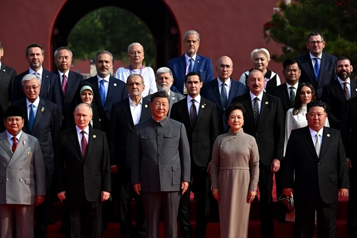 România, în umbra dictaturilor: Foști premieri la paradă în China