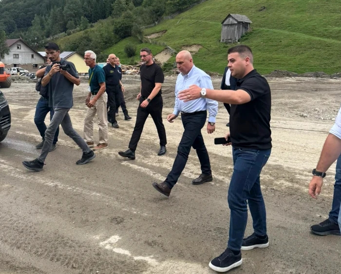 Premierul efectuează o vizită surpriză în zonele afectate de inundații