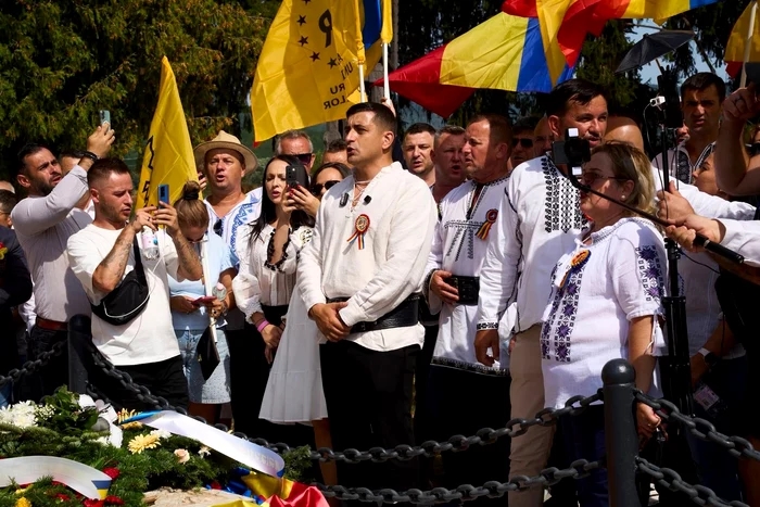 Incident necuviincios la Mormântul lui Avram Iancu: Fotograf urcă pe monumentul istoric