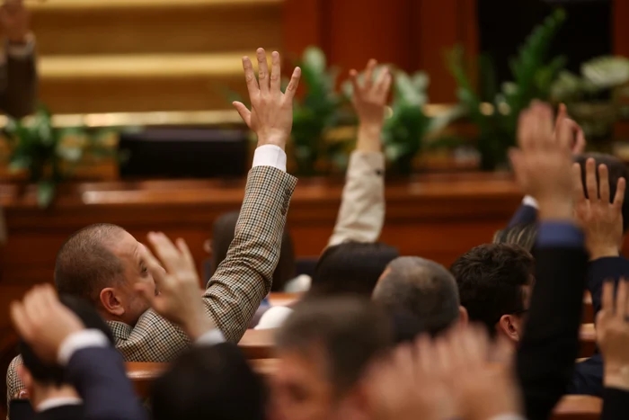 Parlamentul României dezbate moțiuni de cenzură împotriva Guvernului