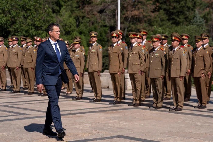 Reforma pensiilor speciale necesită timp și echilibru, susține ministrul Apărării